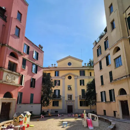 Cozy Haven Near San Giovanni ホームステイ *
